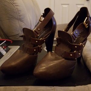 Pour La Victoire Heels